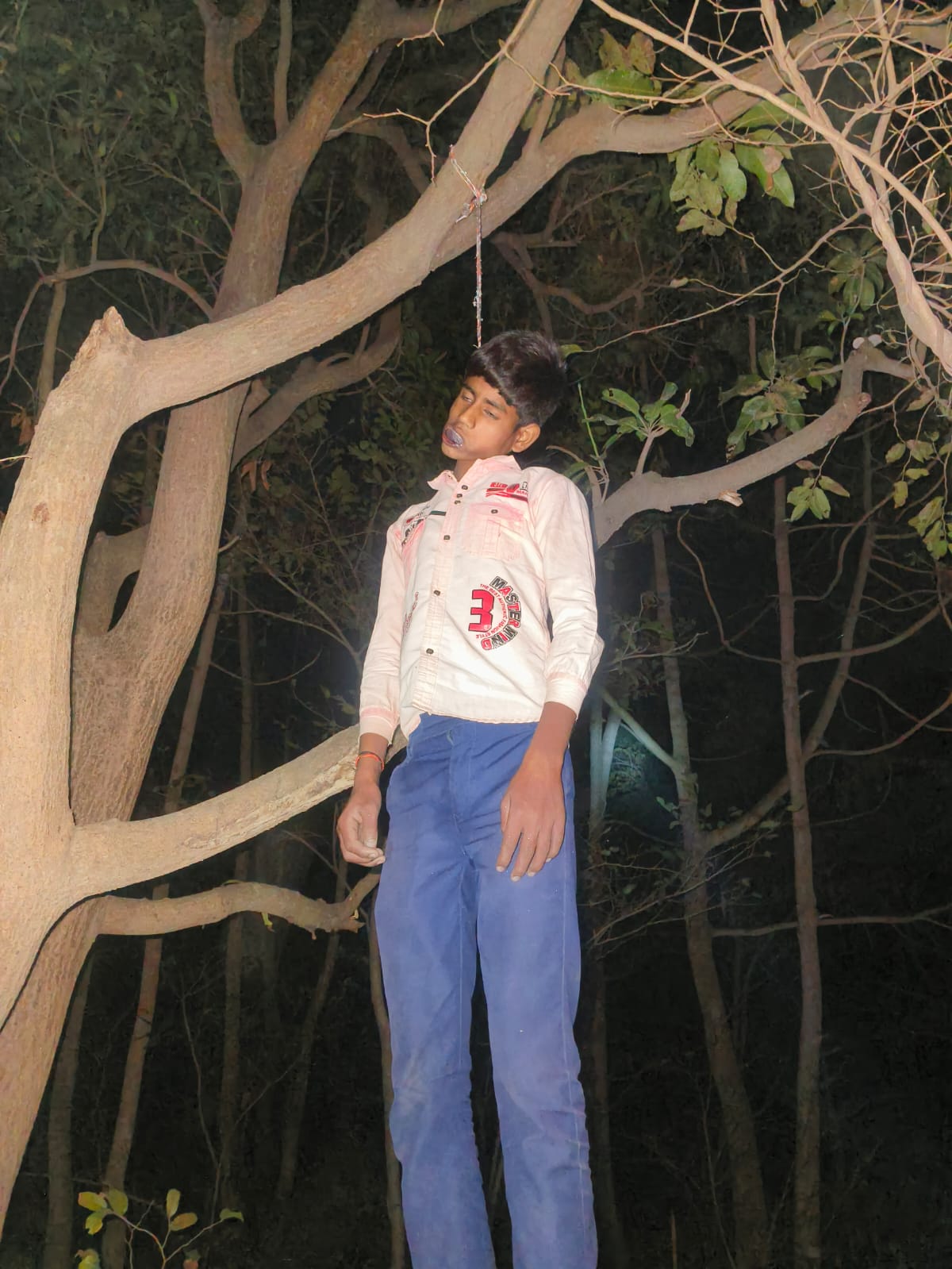 Barabanki: आर्थिक तंगी ने मातम में बदली त्योहार की खुशियां, नए कपड़े न मिलने से आहत किशोर ने फांसी लगाकर दी जान, परिवार में कोहराम