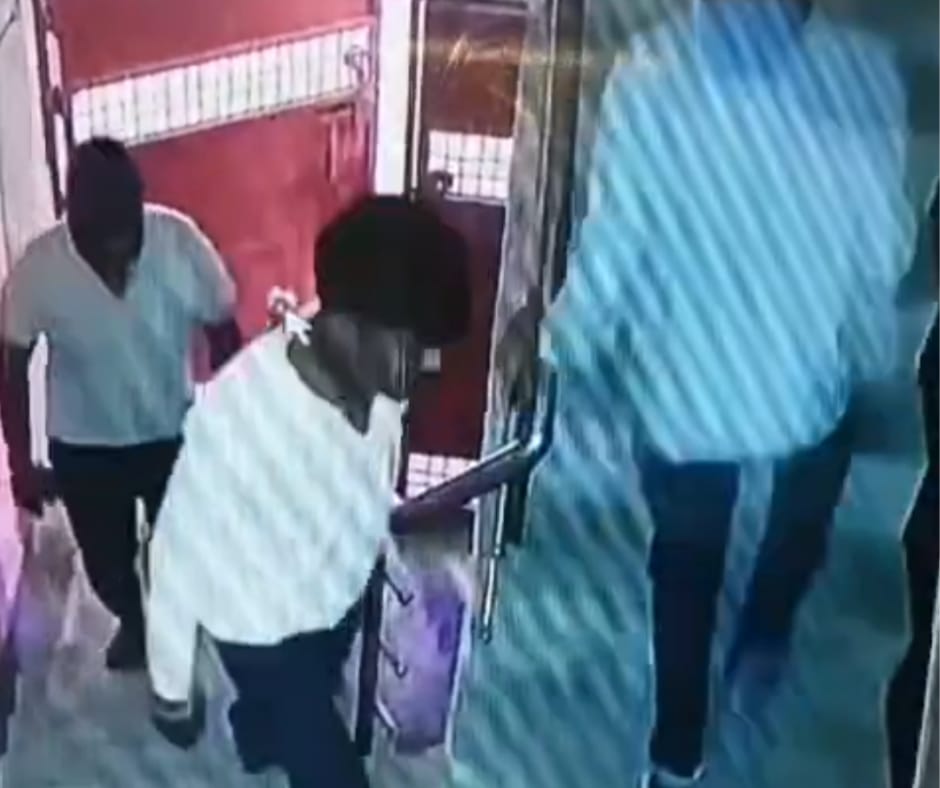 Barabanki: शिकायत से नाराज़ दबंगों ने होटल में घुसकर पीटा, रिवॉल्वर लहराकर दी जान से मारने की धमकी; दहशत में परिवार