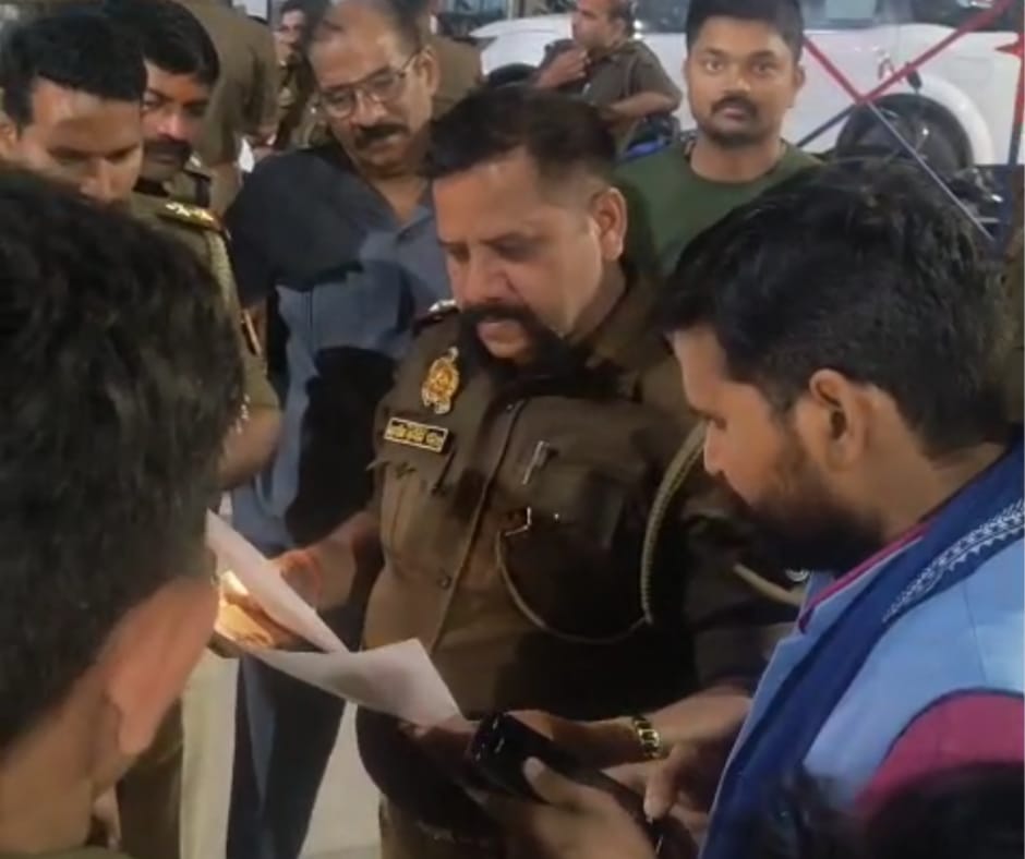 Barabanki: होली खेलने के नाम पर दलितों से बदसलूकी व मारपीट, कार्रवाई में देरी पर भड़की भीम आर्मी; आधी रात को कोतवाली का किया घेराव