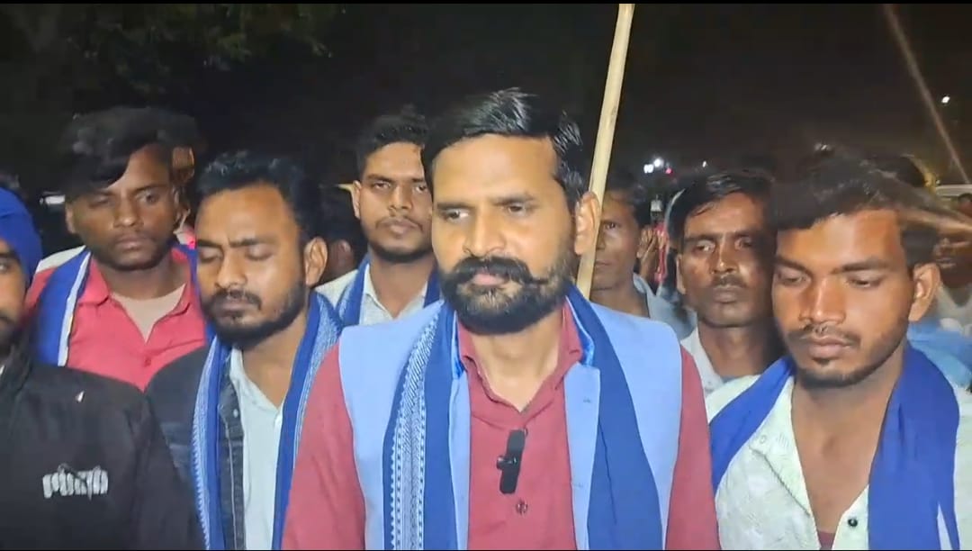 Barabanki: होली खेलने के नाम पर दलितों से बदसलूकी व मारपीट, कार्रवाई में देरी पर भड़की भीम आर्मी; आधी रात को कोतवाली का किया घेराव