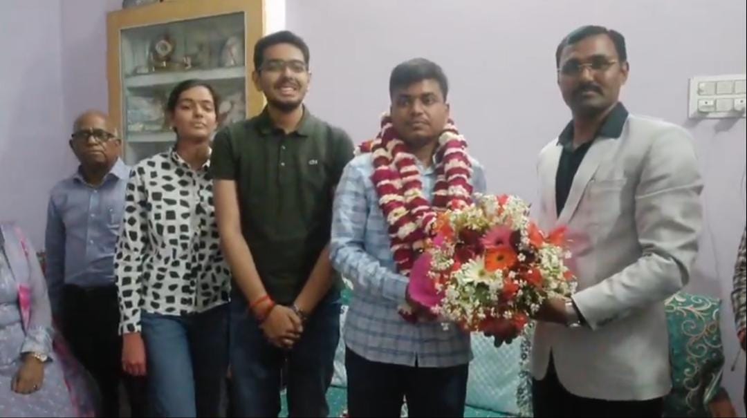 Success Story: बाराबंकी के लाल का कमाल, पहले ही प्रयास में IAS बने अभिजीत नंदन; UPSC CSE 2025 में AIR 294 हासिल कर बढ़ाया जिले का मान