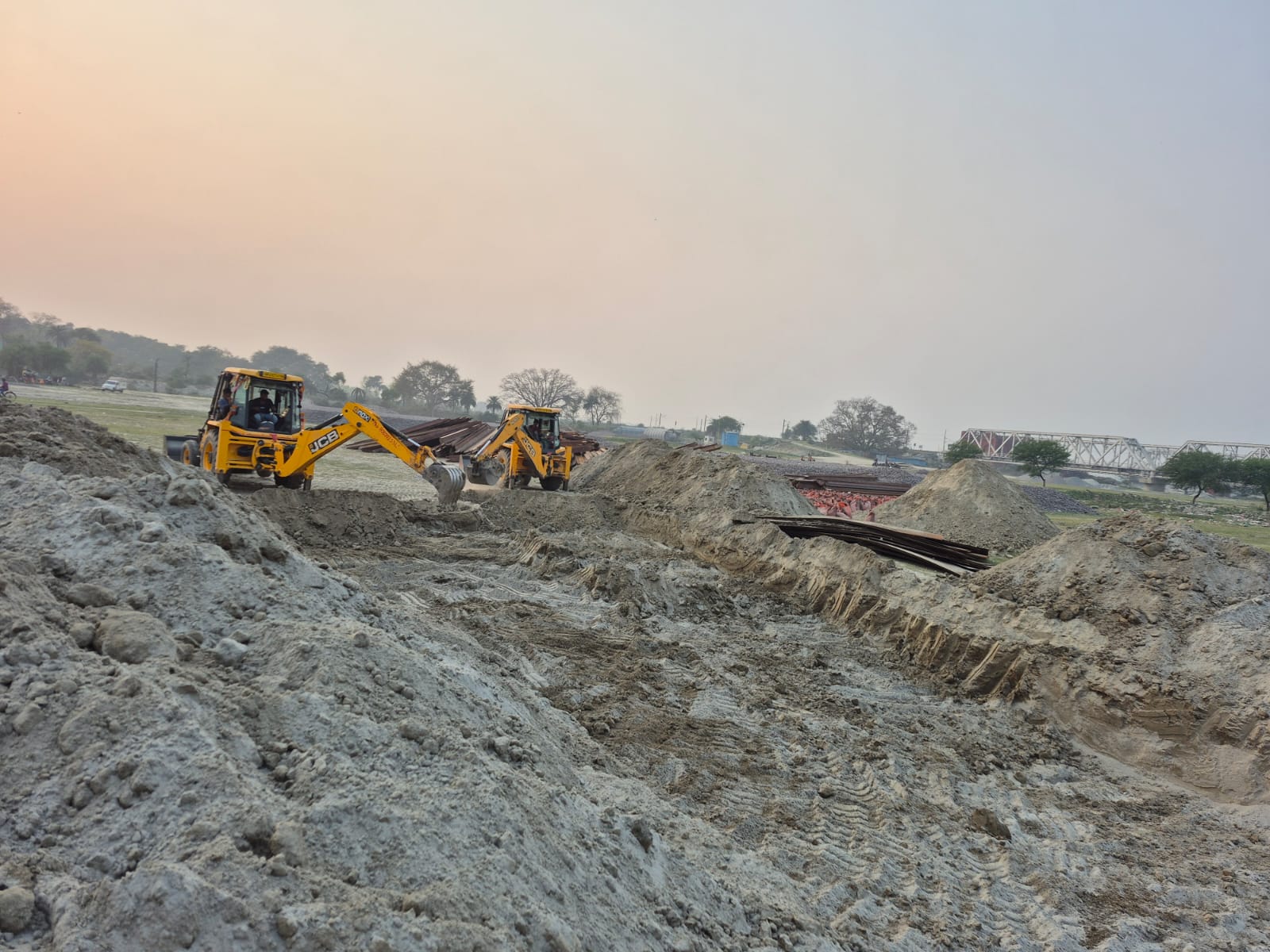 Barabanki: संजय सेतु की मरम्मत के दौरान सरयू नदी पर बनेगा पीपा पुल, 6 करोड़ की लागत से शुरू हुआ निर्माण कार्य