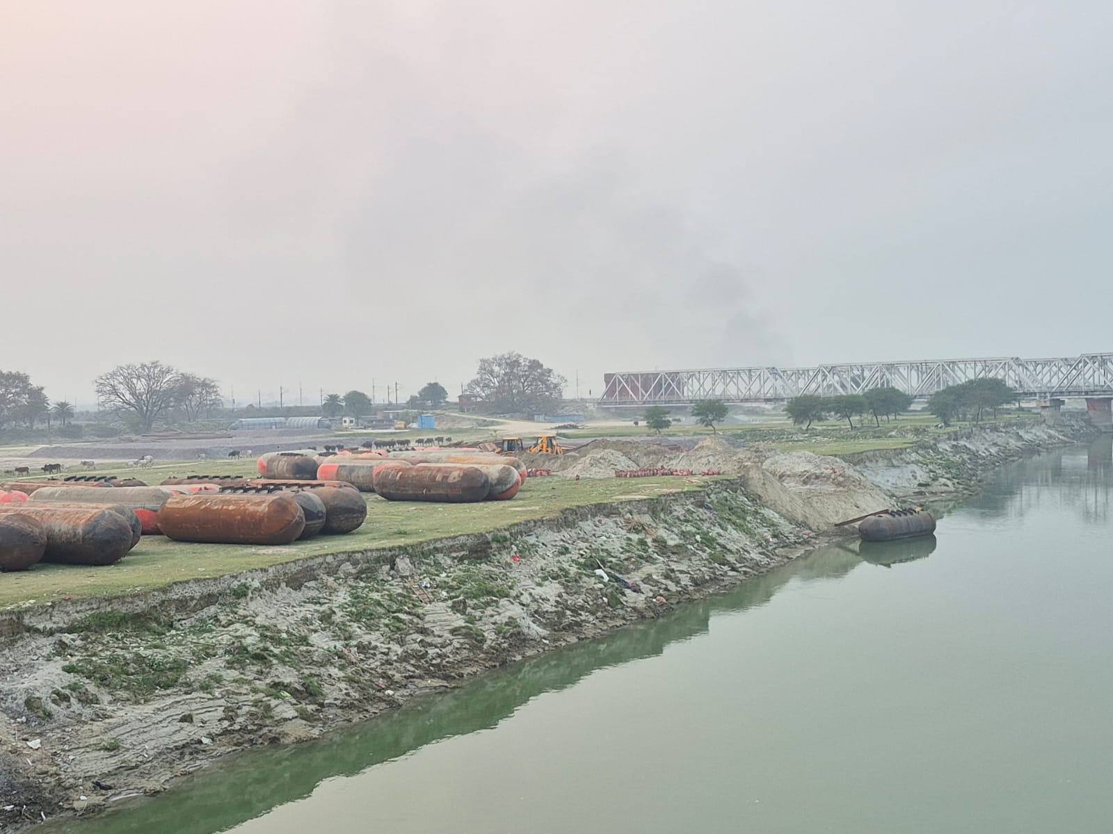 Barabanki: संजय सेतु की मरम्मत के दौरान सरयू नदी पर बनेगा पीपा पुल, 6 करोड़ की लागत से शुरू हुआ निर्माण कार्य