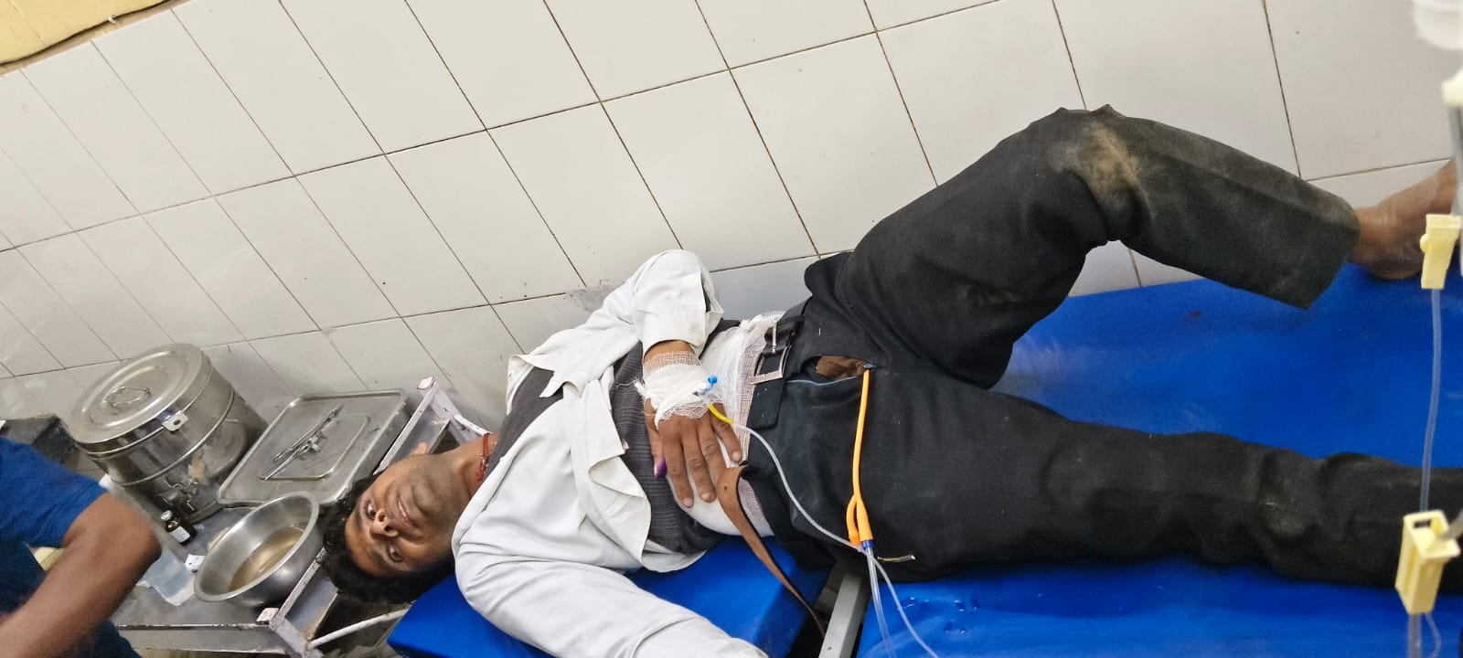 Barabanki: ज़मीनी विवाद के चलते अधिवक्ता पर जानलेवा हमला, पट्टीदारों ने सरेशाम मारी गोली, हालत गंभीर; लखनऊ रेफर