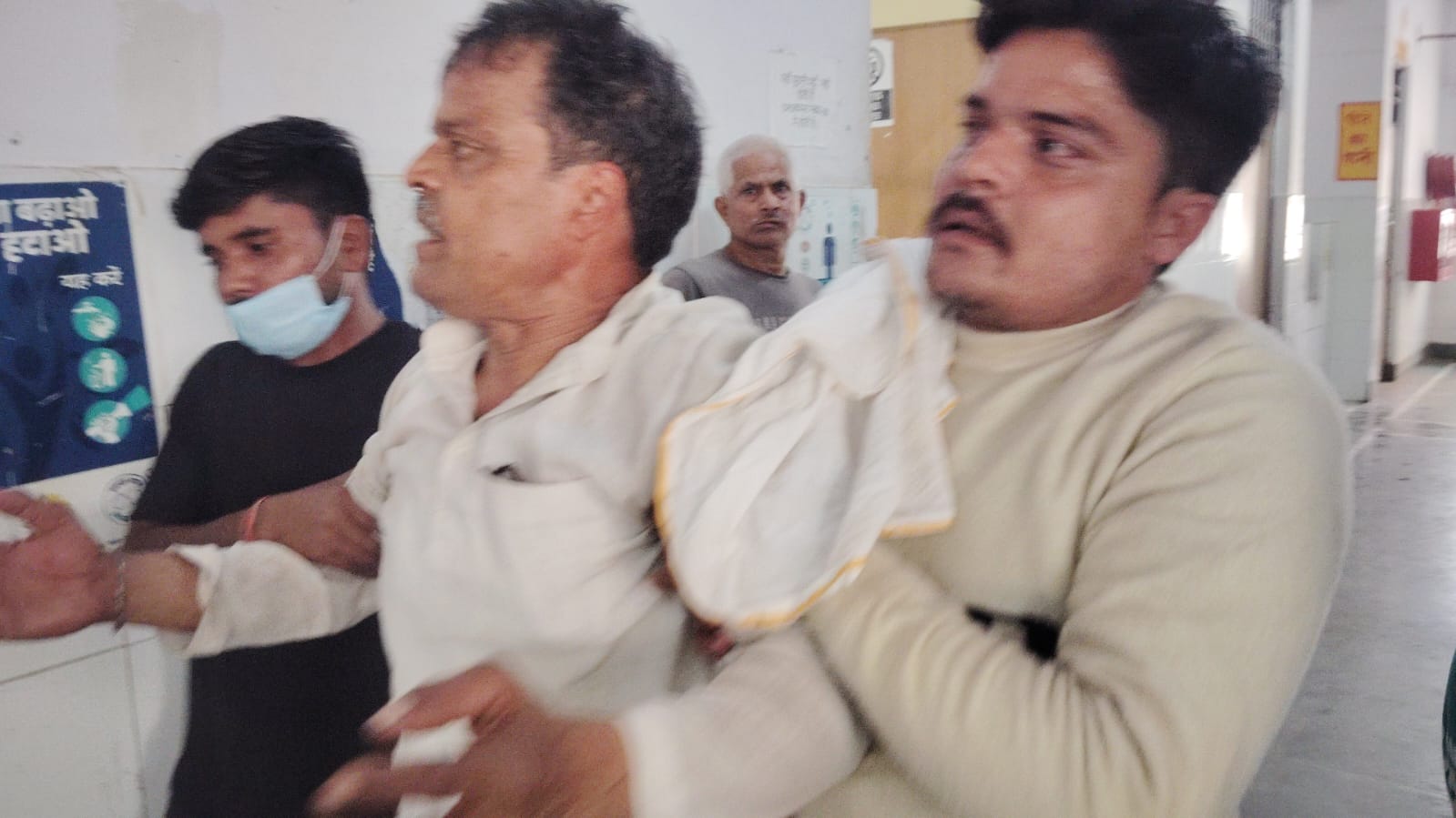 Barabanki: जिला अस्पताल के ट्रामा सेंटर में चार साल के मासूम की मौत, परिजनों का रो-रोकर कर बुरा हाल