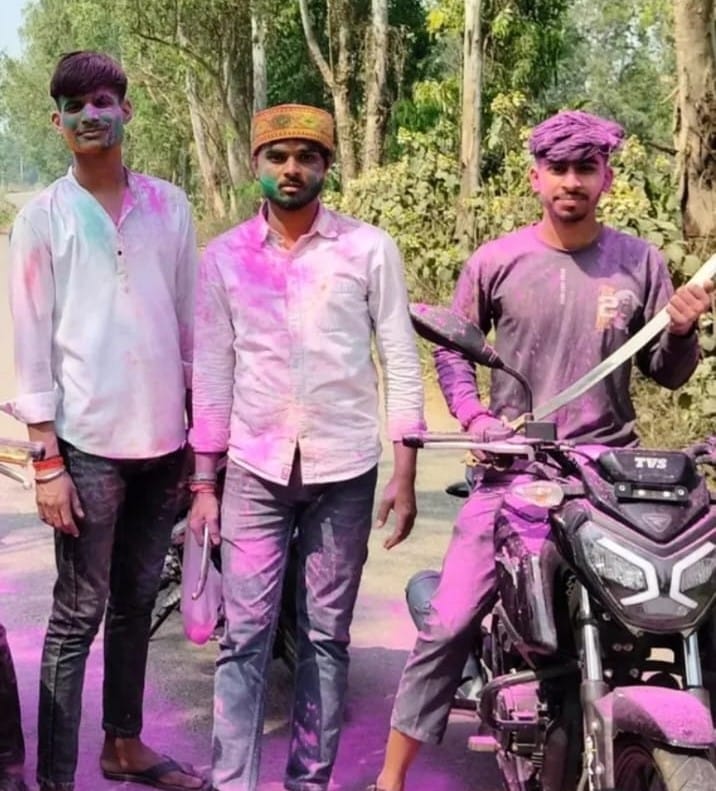 Barabanki: राजा भैया के समर्थकों के बाद अब हिस्ट्रीशीटरों के परिजनों द्वारा हथियारों का खुलेआम प्रदर्शन, तलवार-चाकू लहराते तस्वीरें वायरल; फैली दहशत 