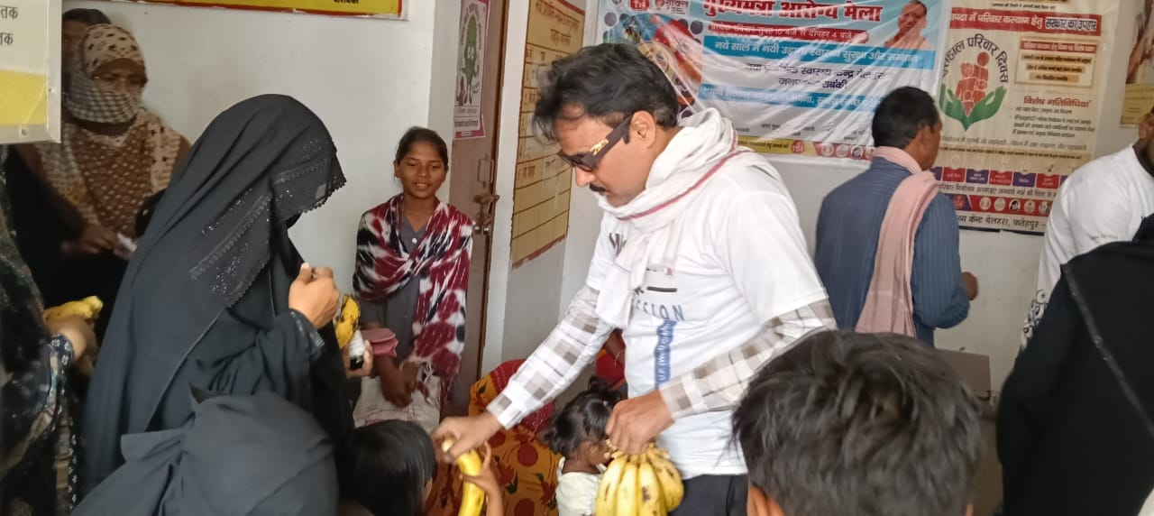 Barabanki: बेलहरा प्राथमिक केंद्र में 150 मरीजों को फल वितरण, सैम खान फाउंडेशन ने मानवता का दिया संदेश