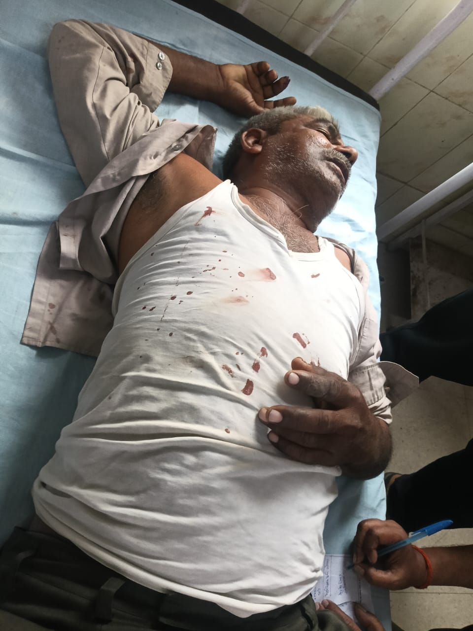 Barabanki: वन माफिया और गुर्गों ने नमाज पढ़कर लौट रहे बुजुर्ग पर लाठी-डंडों से किया हमला, अवैध पेड़ कटान की शिकायत किए जाने से था नाराज़