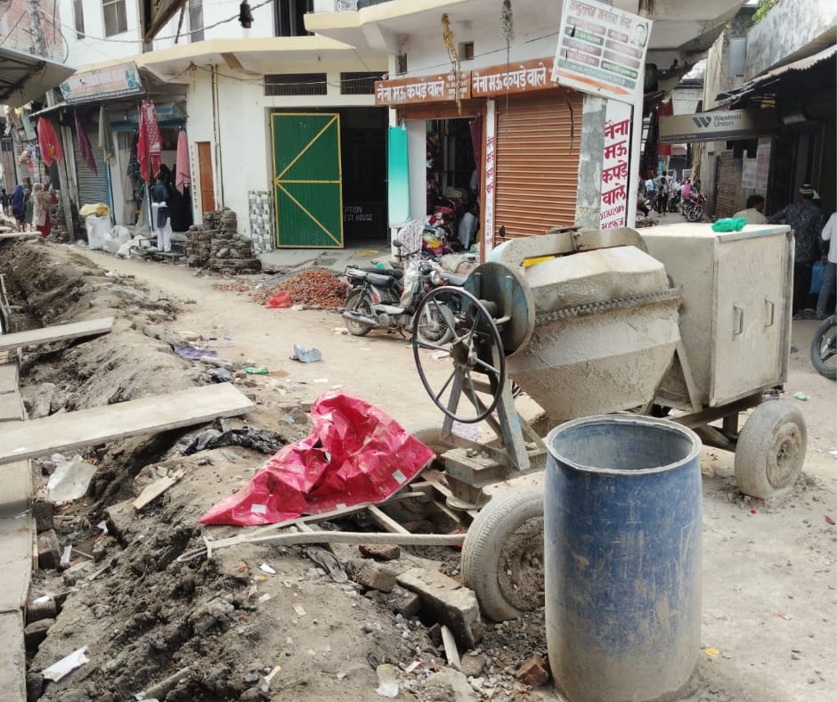 Barabanki: नगर पंचायत देवा में नाला निर्माण बना मुसीबत: अध्यक्ष हारून वारसी की कार्यशैली पर सवाल, शिकायत करने पर व्यापारियों को धमकी का आरोप