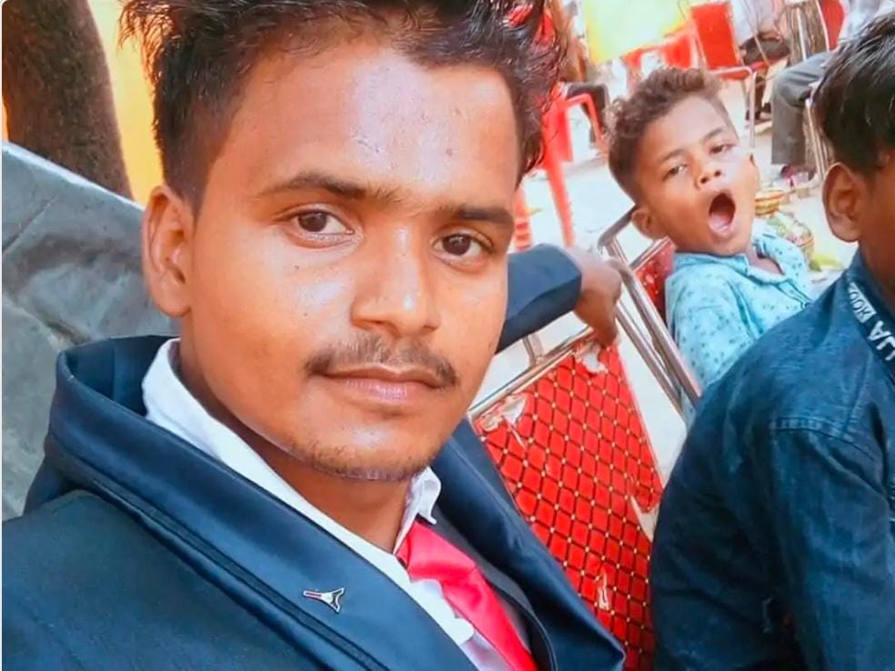 Barabanki में दिल दहला देने वाली वारदात: आइसक्रीम बेचने आए युवक की चापड़ से गला काटकर हत्या, आरोपी ने सिर जलाने की भी की कोशिश