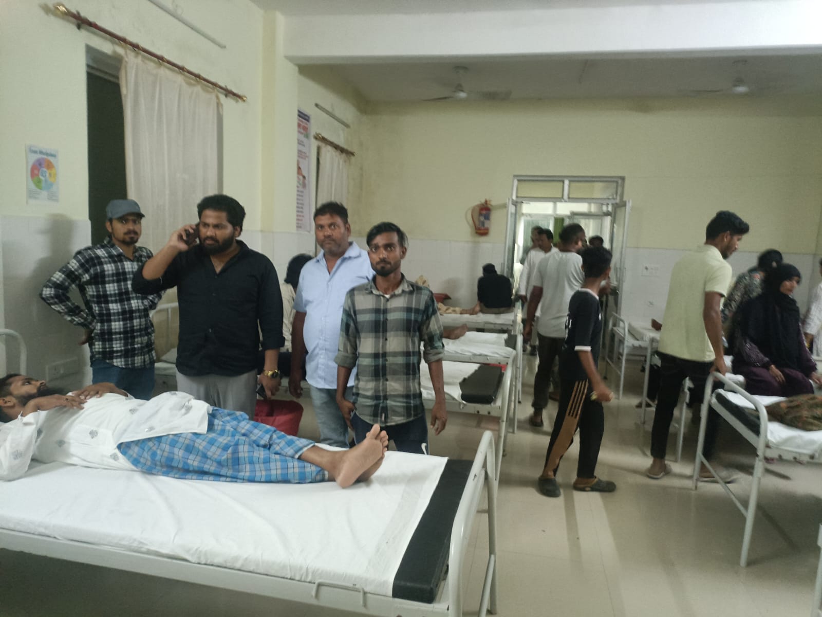 Barabanki: लालापुर में शादी का खाना बना जहर! फूड प्वाइजनिंग से कई दर्जन लोग बीमार, अस्पतालों में भर्ती