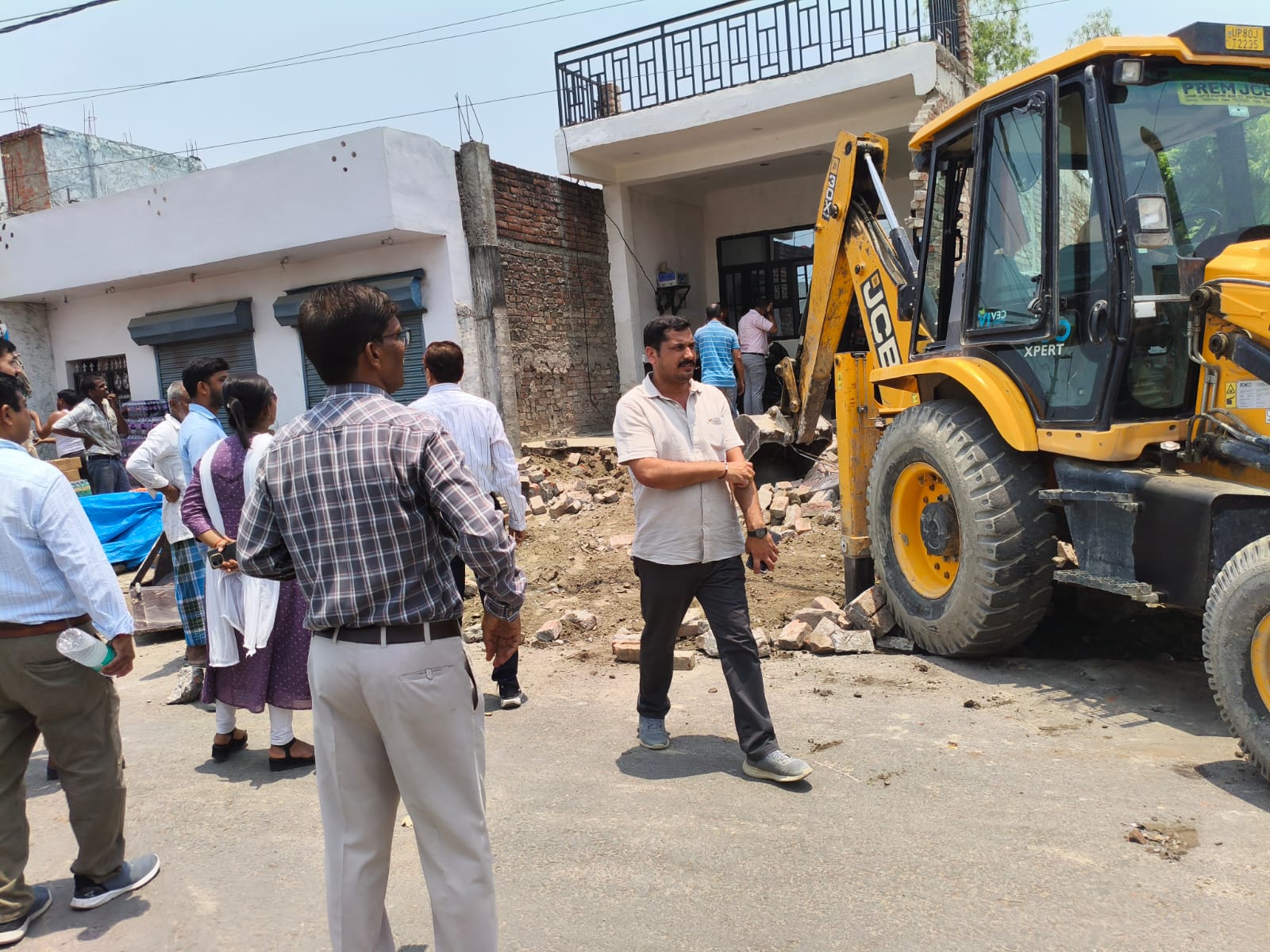 बाराबंकी के अनवारी कस्बे में सरकारी तालाब की भूमि पर बने अवैध निर्माणों को जेसीबी मशीन से ध्वस्त करती प्रशासनिक टीम।