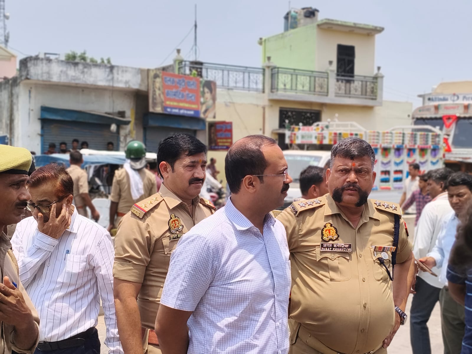 बाराबंकी के अनवारी कस्बे में सरकारी तालाब की भूमि पर बने अवैध निर्माणों को जेसीबी मशीन से ध्वस्त करती प्रशासनिक टीम।