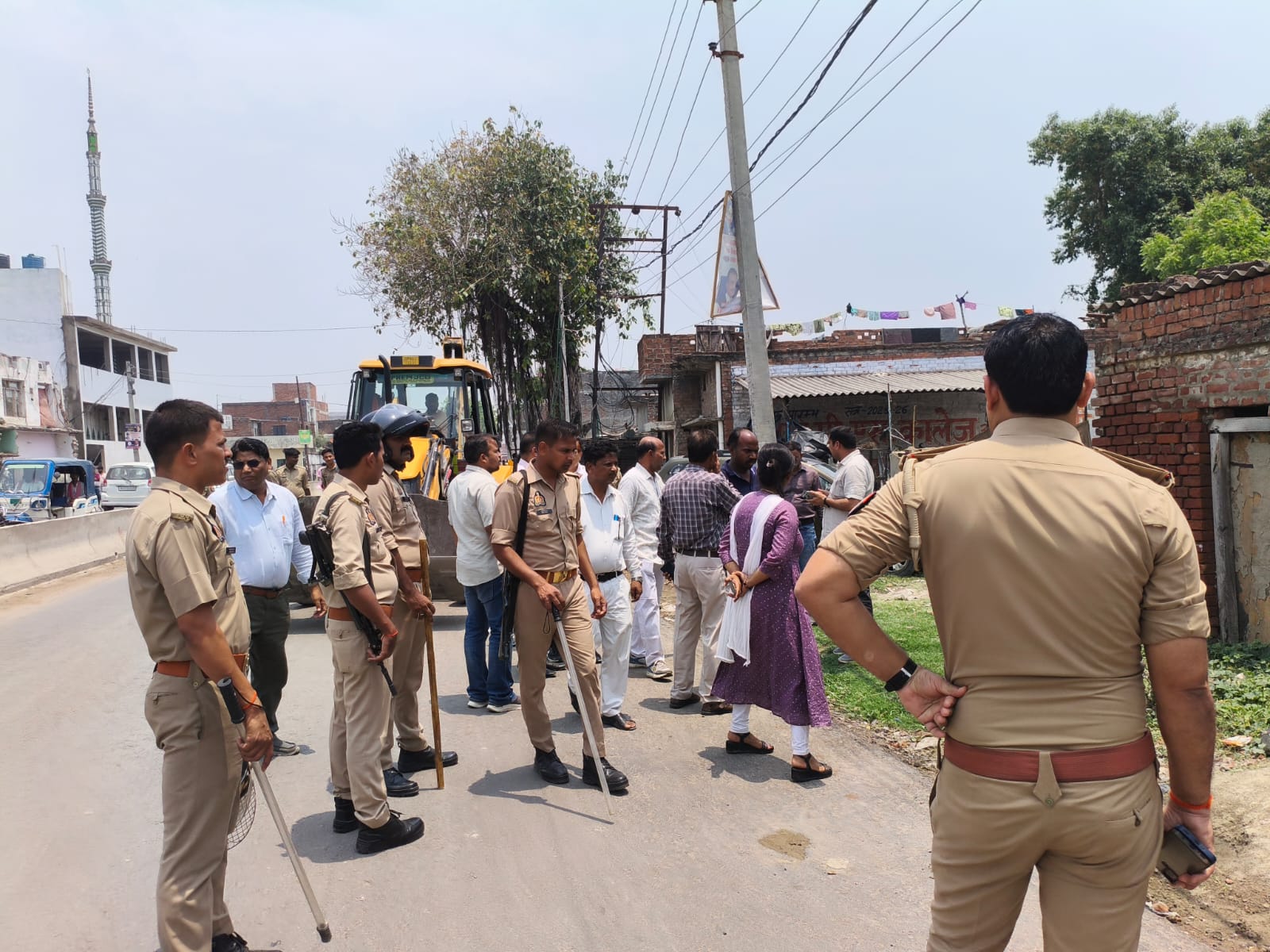 बाराबंकी के अनवारी कस्बे में सरकारी तालाब की भूमि पर बने अवैध निर्माणों को जेसीबी मशीन से ध्वस्त करती प्रशासनिक टीम।