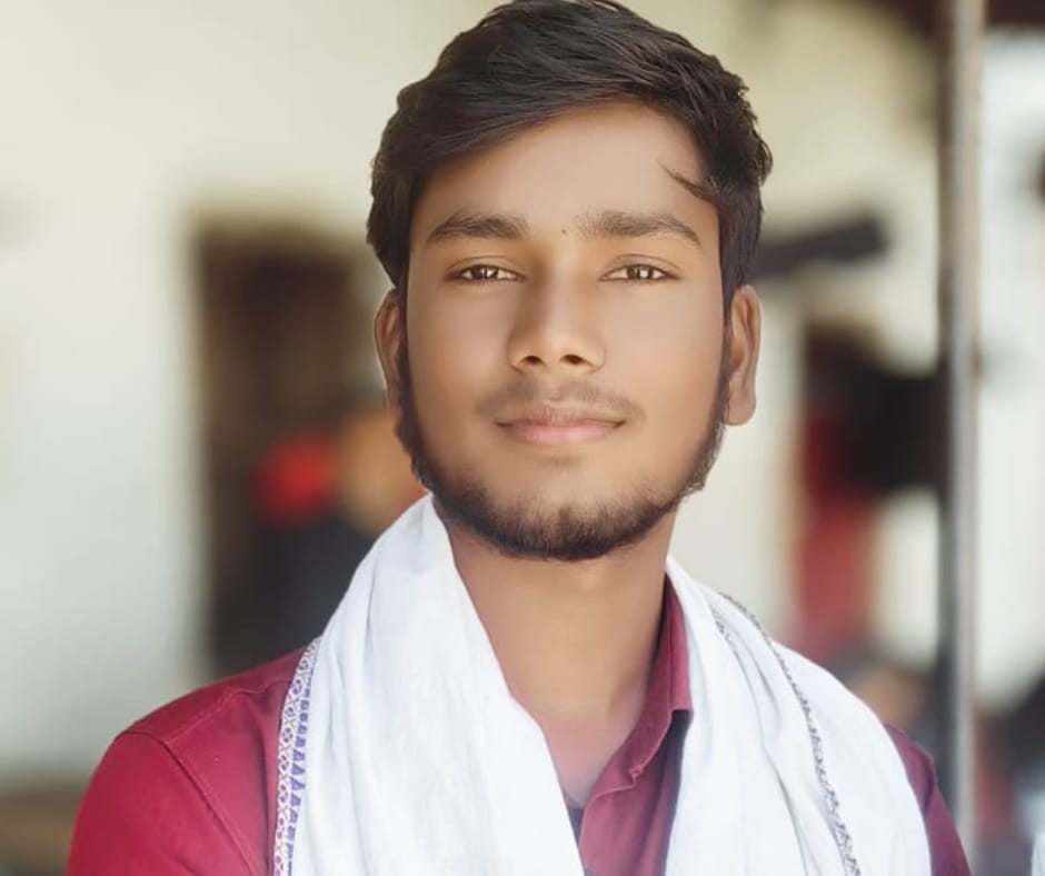 बाराबंकी के लोनी कटरा थाना क्षेत्र में हाईटेंशन लाइन की चपेट में आकर झुलसे 20 वर्षीय युवक शिवा की इलाज के दौरान मौत हो गई। आक्रोशित ग्रामीणों ने शव सड़क पर रखकर प्रदर्शन किया। ग्राम प्रधान और बिजली विभाग के जेई पर लापरवाही का आरोप लगाते हुए मुकदमा दर्ज किया गया।