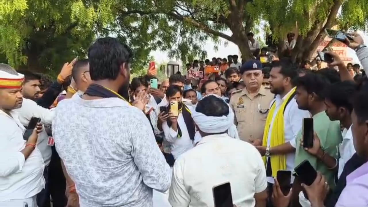 बाराबंकी के लोनी कटरा थाना क्षेत्र में हाईटेंशन लाइन की चपेट में आकर झुलसे 20 वर्षीय युवक शिवा की इलाज के दौरान मौत हो गई। आक्रोशित ग्रामीणों ने शव सड़क पर रखकर प्रदर्शन किया। ग्राम प्रधान और बिजली विभाग के जेई पर लापरवाही का आरोप लगाते हुए मुकदमा दर्ज किया गया।