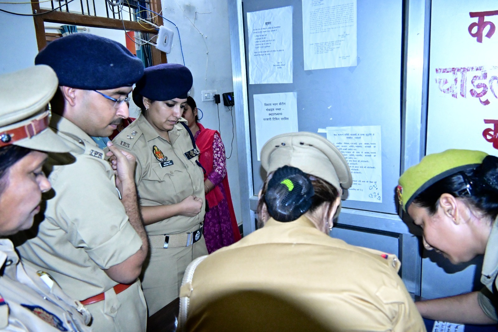 Barabanki News: नवरात्र पर वन स्टॉप सेंटर पहुंचीं SP रवीना त्यागी, बांटी सामग्री