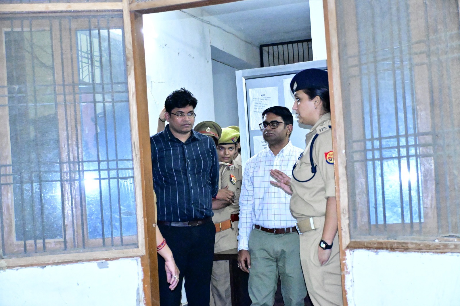 Barabanki News: नवरात्र पर वन स्टॉप सेंटर पहुंचीं SP रवीना त्यागी, बांटी सामग्री