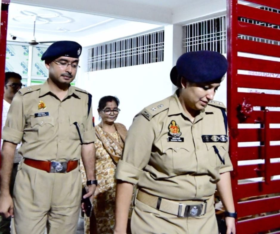 Barabanki News: नवरात्र पर वन स्टॉप सेंटर पहुंचीं SP रवीना त्यागी, बांटी सामग्री