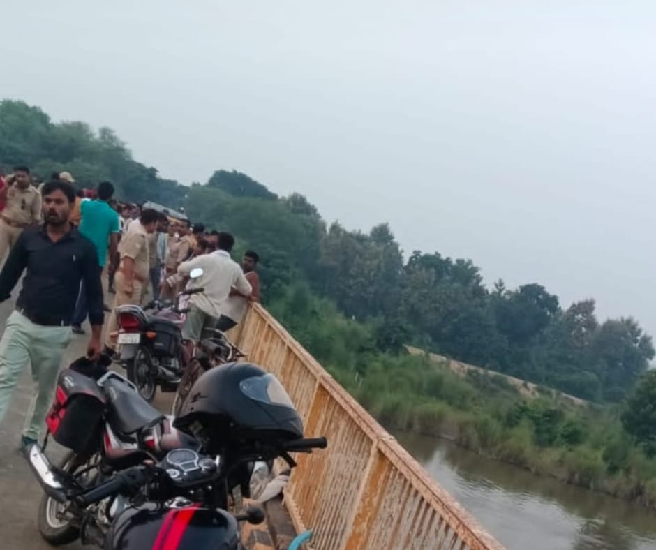 बाराबंकी गोमती नदी में युवक ने लगाई छलांग