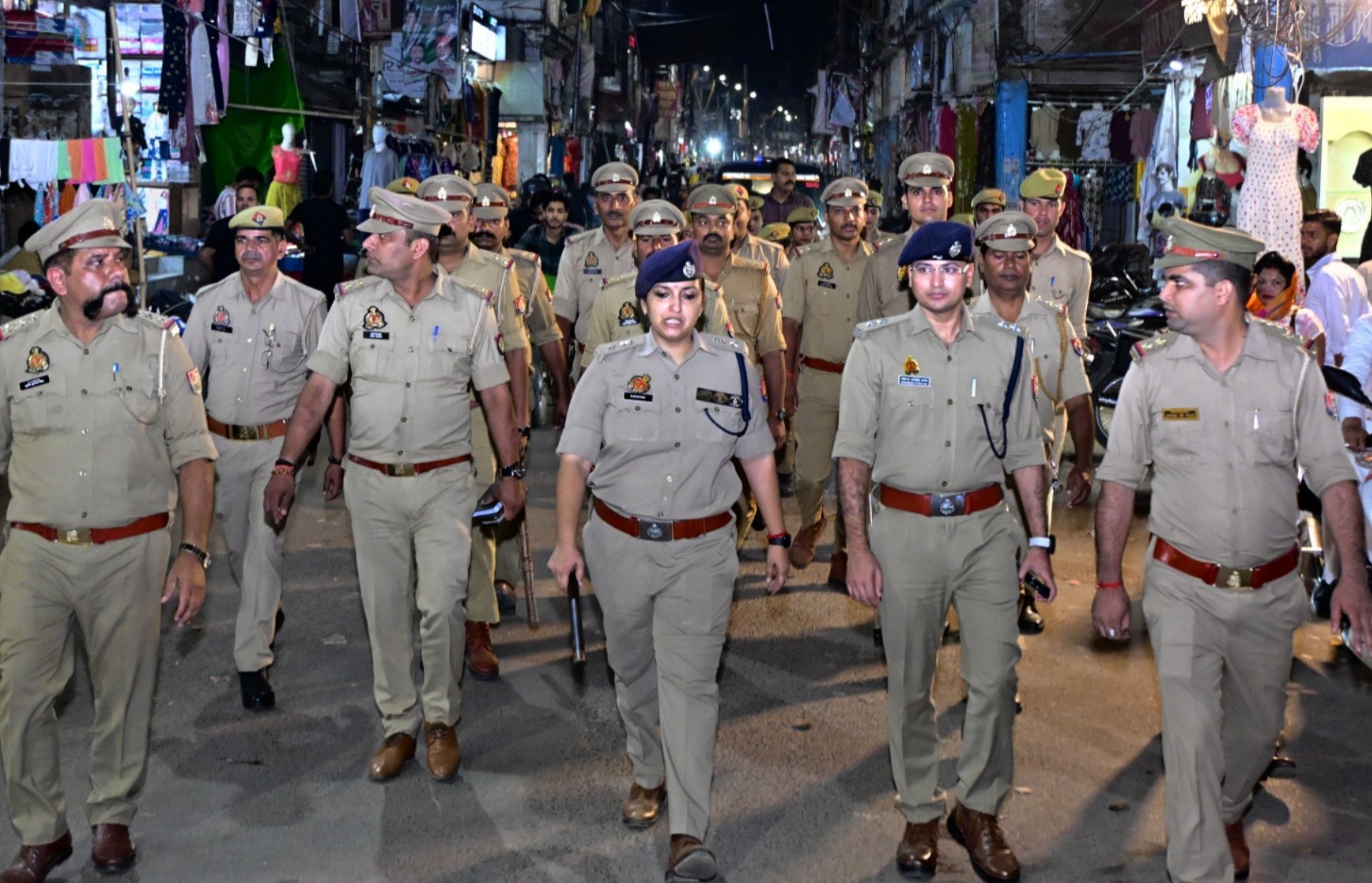Barabanki बाराबंकी एसपी रवीना त्यागी पैदल गश्त