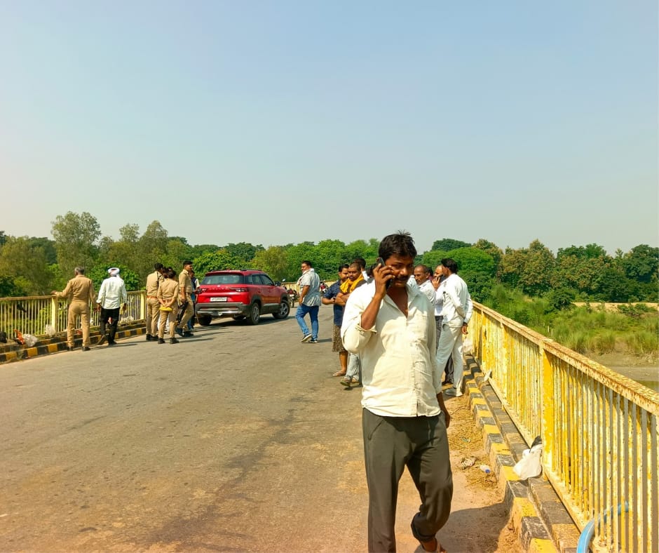 Barabanki News: बेटी के सामने गोमती नदी में कूदी महिला, अवसानेश्वर पुल पर मचा हड़कंप; गोताखोरों ने शुरू की तलाश 14 Barabanki News: बेटी के सामने गोमती नदी में कूदी महिला, तलाश जारी