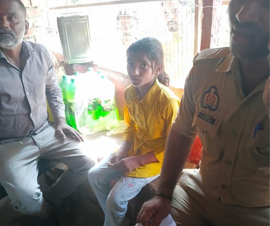 Barabanki News: बेटी के सामने गोमती नदी में कूदी महिला, अवसानेश्वर पुल पर मचा हड़कंप; गोताखोरों ने शुरू की तलाश 15 Barabanki News: बेटी के सामने गोमती नदी में कूदी महिला, तलाश जारी